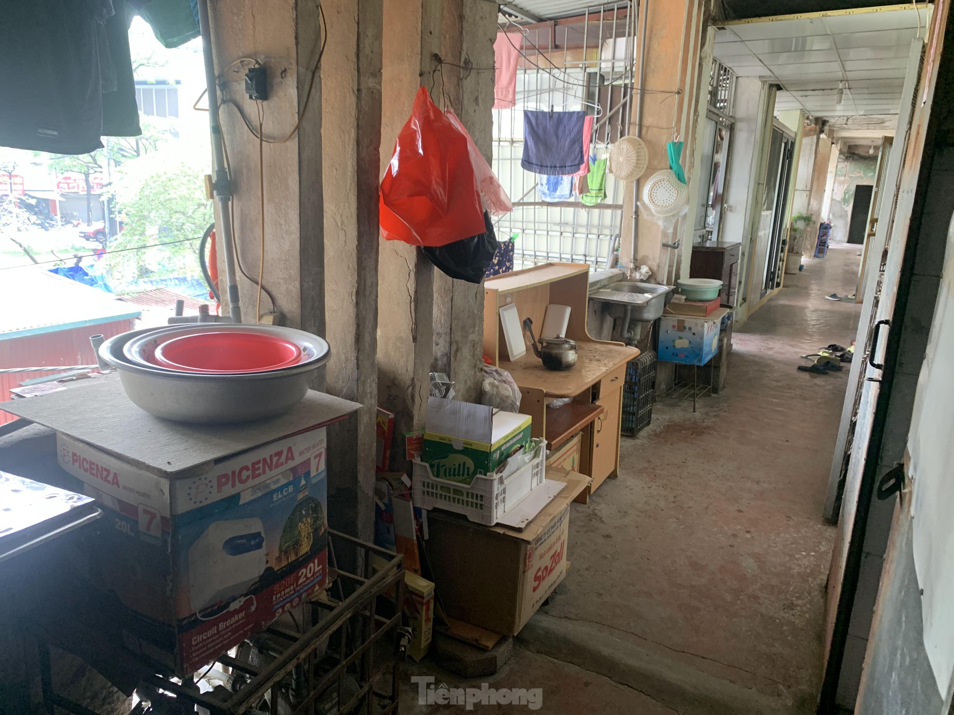 Bên trong khu tập thể hơn 50 tuổi xuống cấp, rung lắc mỗi khi xe chạy qua ảnh 22