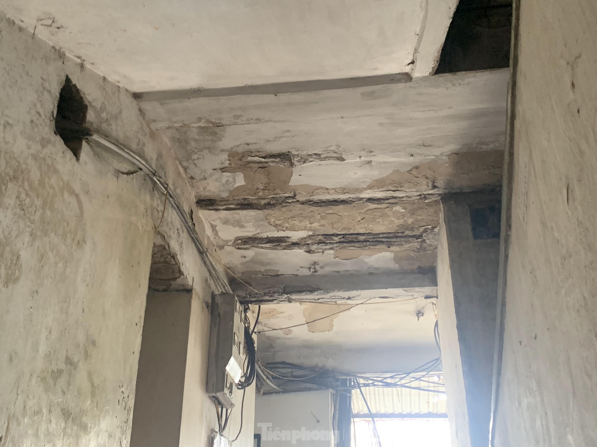 Bên trong khu tập thể hơn 50 tuổi xuống cấp, rung lắc mỗi khi xe chạy qua ảnh 13