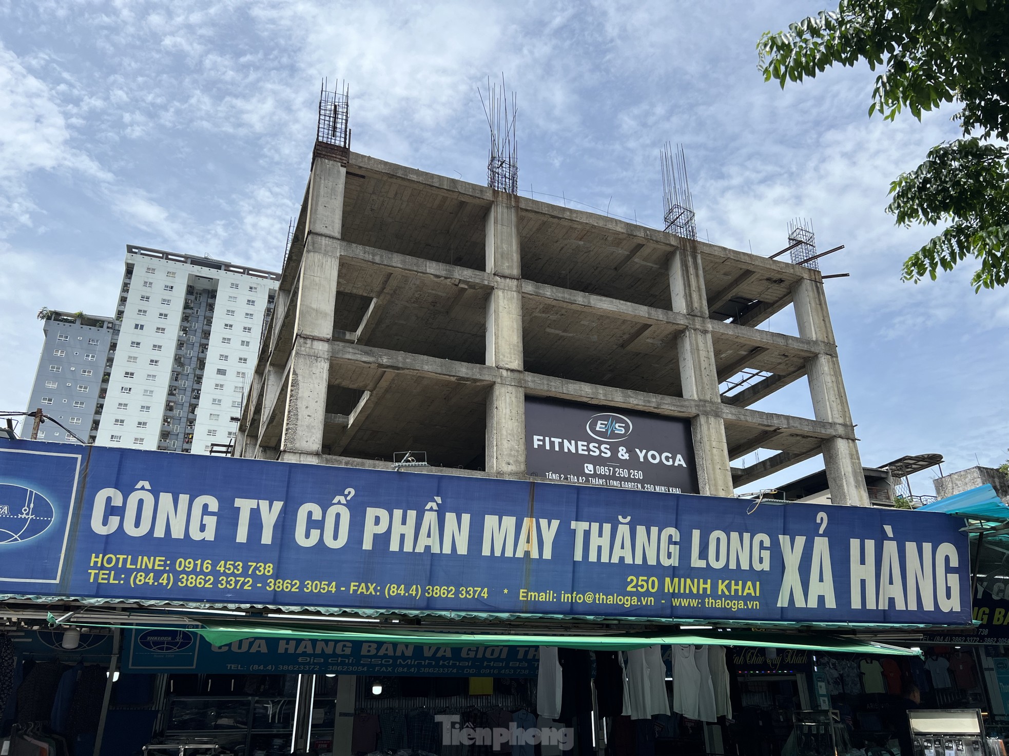 Cận cảnh cao ốc trơ khung hoen gỉ trên 'đất vàng' sau khi di dời nhà máy may Thăng Long ảnh 1