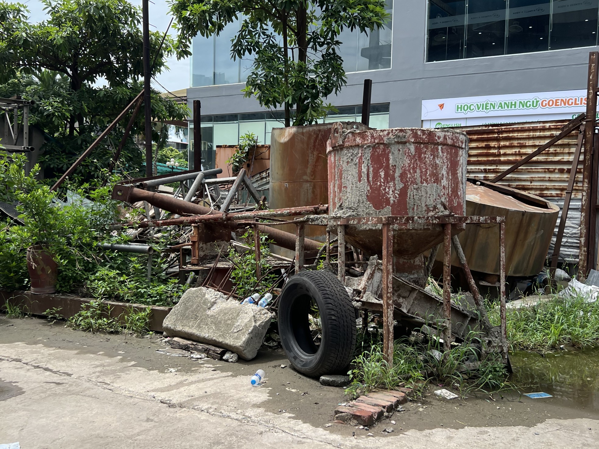 Cận cảnh cao ốc trơ khung hoen gỉ trên 'đất vàng' sau khi di dời nhà máy may Thăng Long ảnh 7