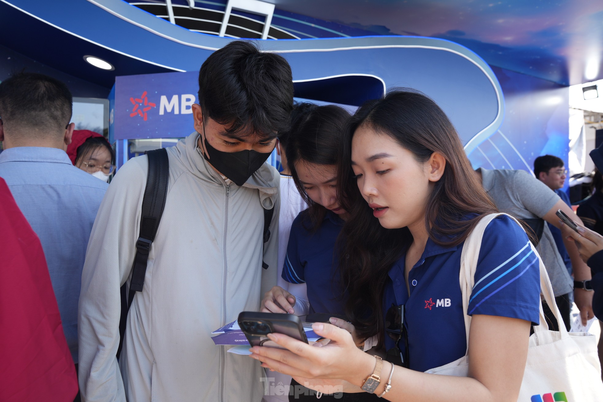 Sinh viên quây kín gian hàng Sóng Festival trải nghiệm, nhận quà 'cực chill' ảnh 5