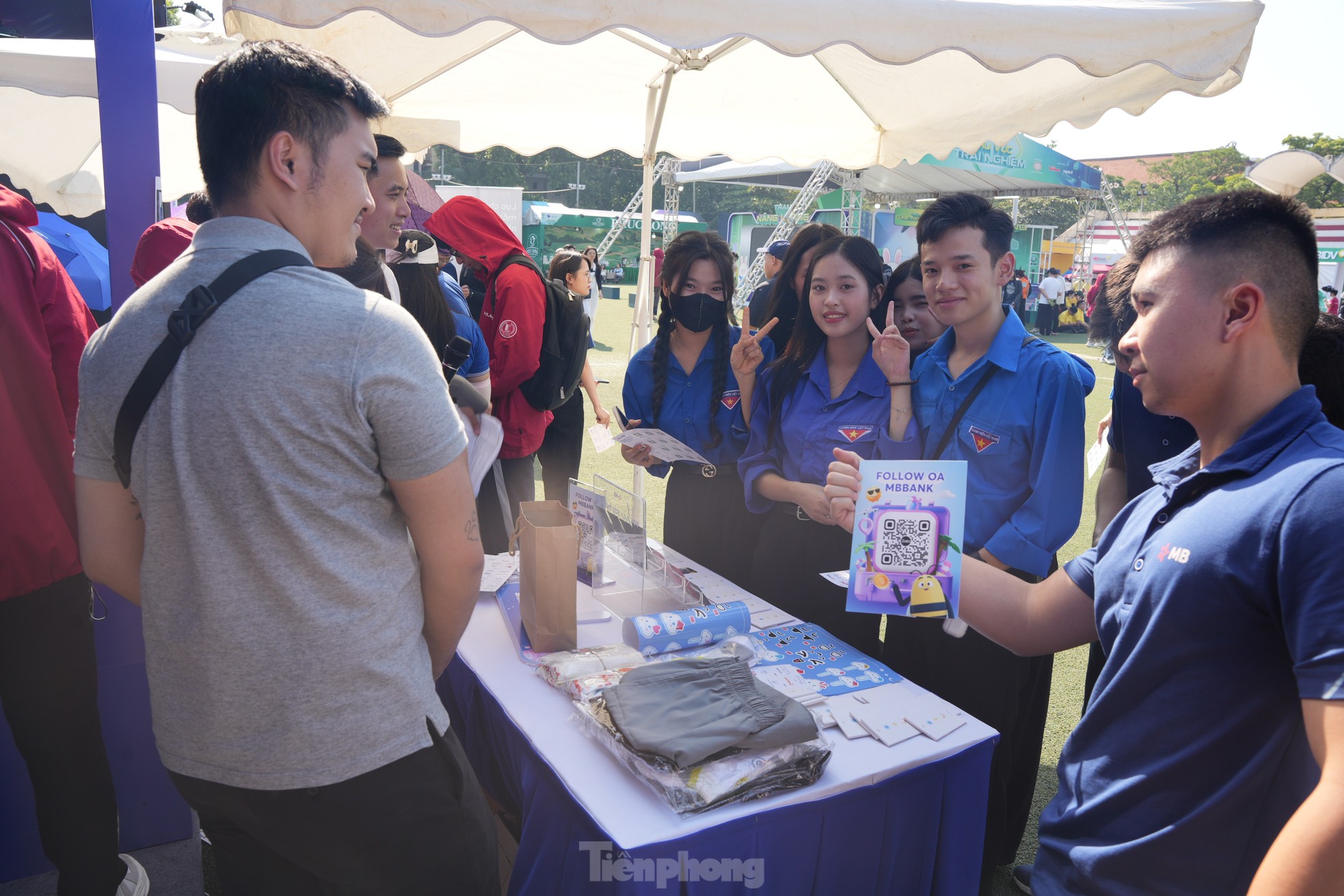 Sinh viên quây kín gian hàng Sóng Festival trải nghiệm, nhận quà 'cực chill' ảnh 10