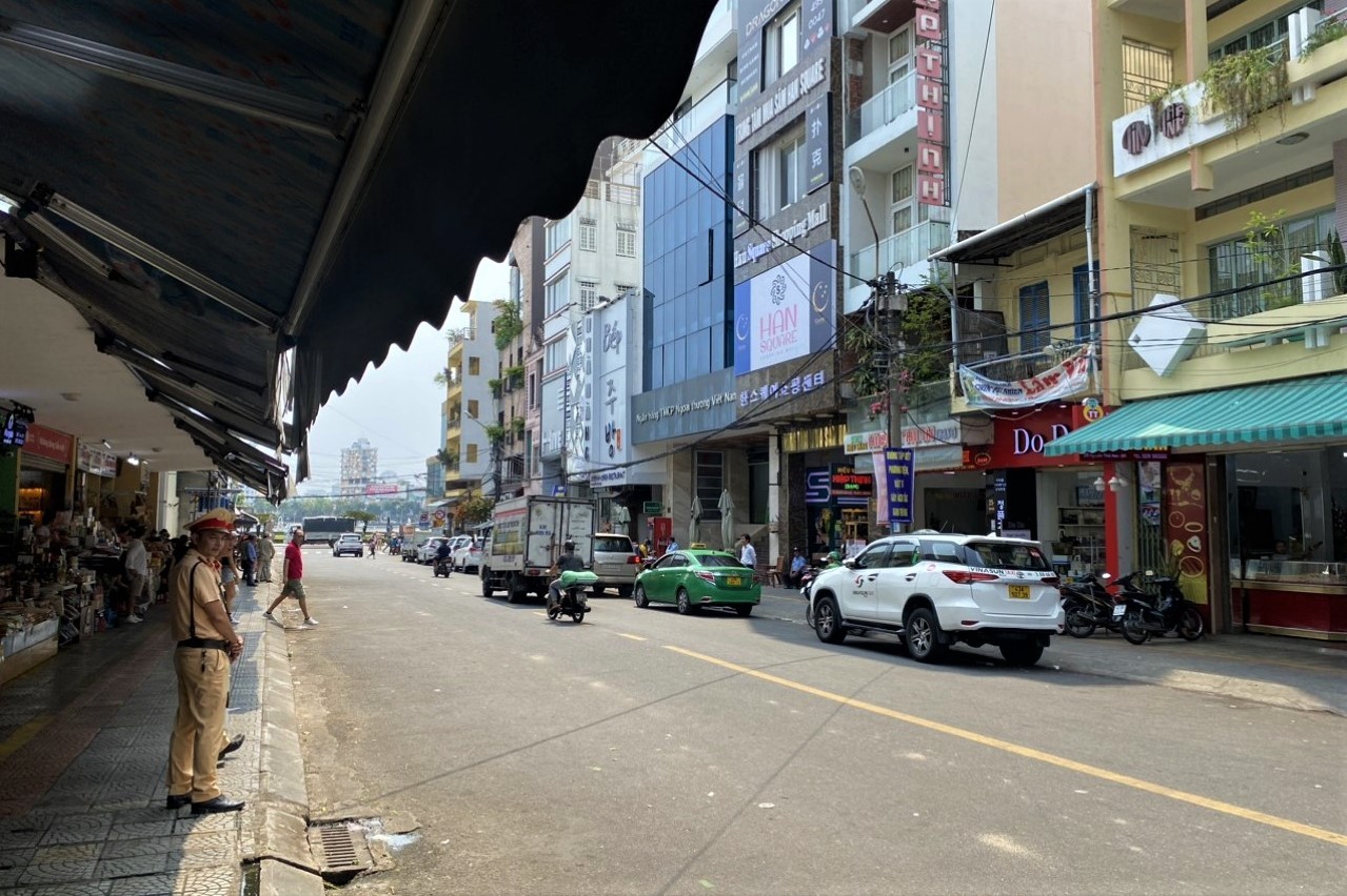 Chợ du lịch lớn nhất Đà Nẵng thoáng hơn trong ngày đầu đi một chiều, dẹp vỉa hè ảnh 2