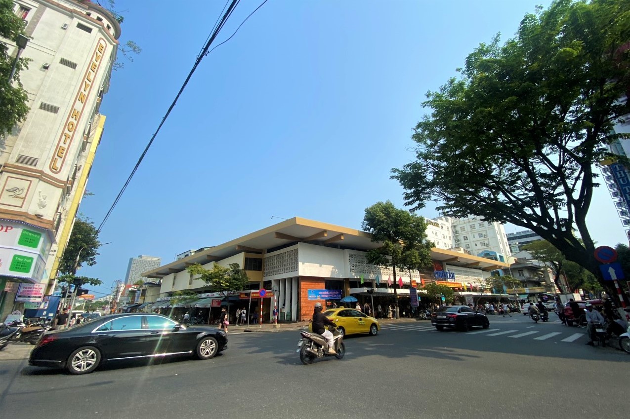 Chợ du lịch lớn nhất Đà Nẵng thoáng hơn trong ngày đầu đi một chiều, dẹp vỉa hè ảnh 3
