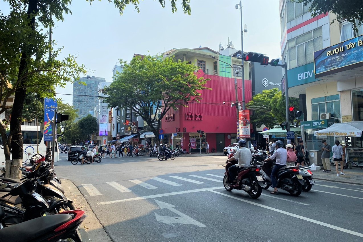 Chợ du lịch lớn nhất Đà Nẵng thoáng hơn trong ngày đầu đi một chiều, dẹp vỉa hè ảnh 4
