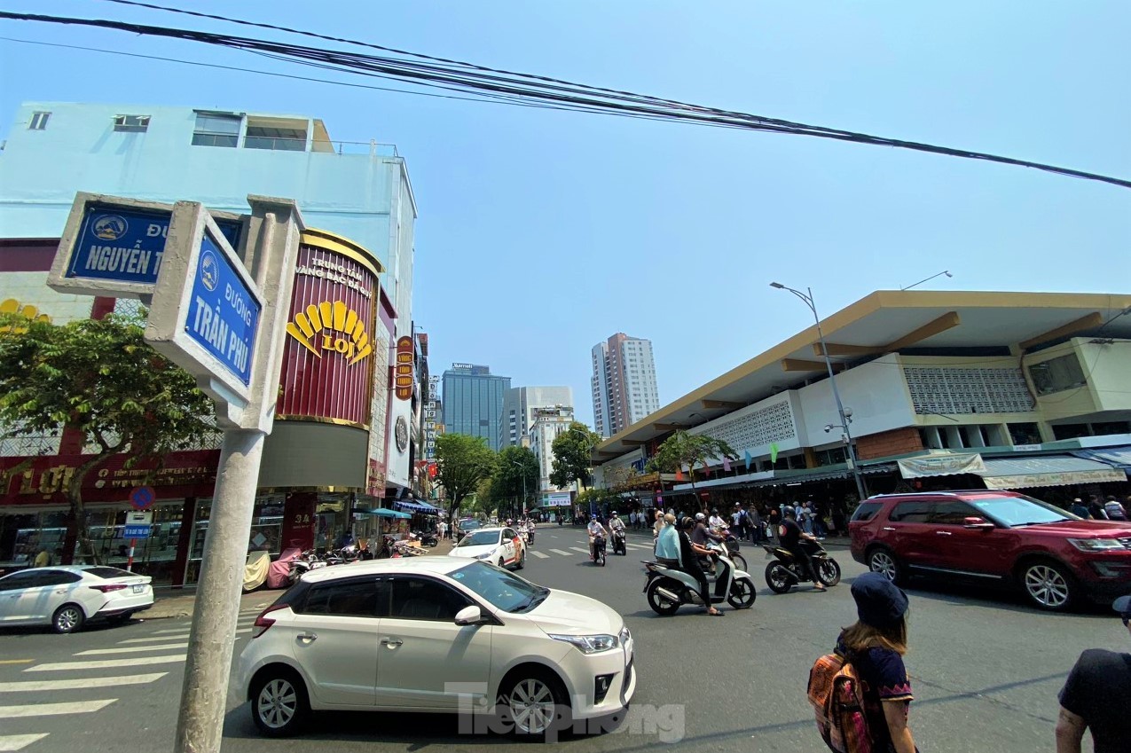 Chợ du lịch lớn nhất Đà Nẵng thoáng hơn trong ngày đầu đi một chiều, dẹp vỉa hè ảnh 5