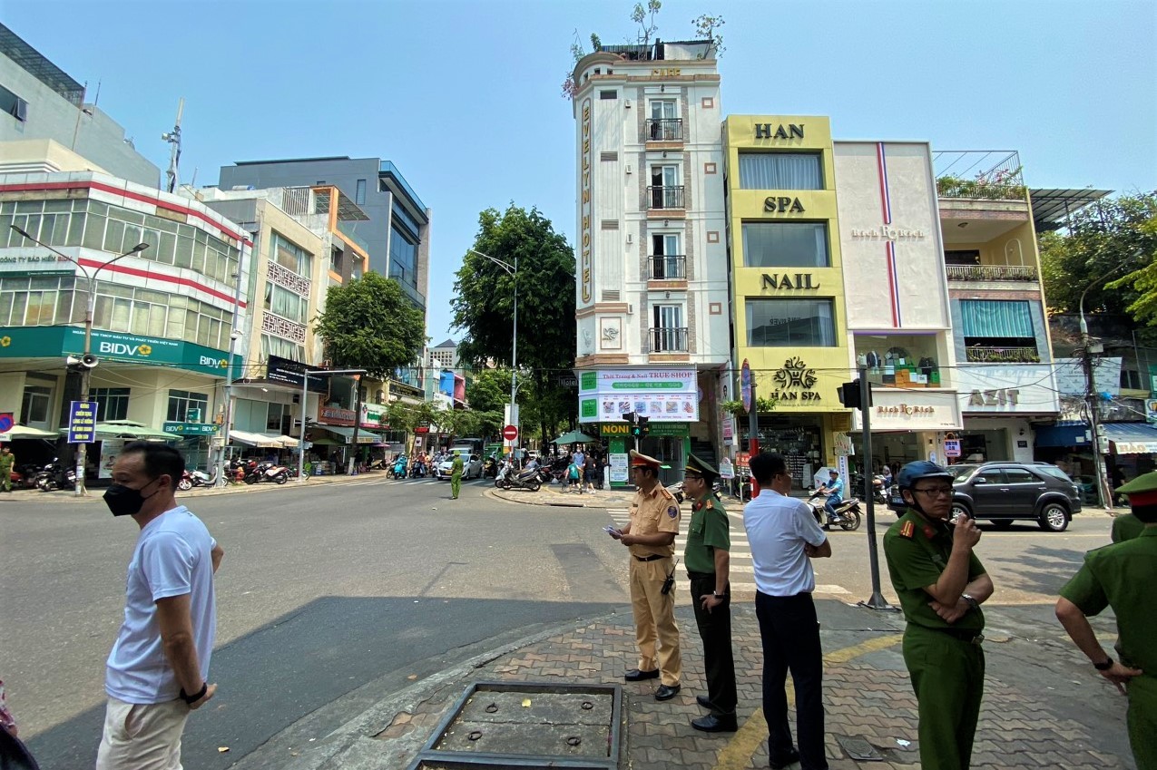 Chợ du lịch lớn nhất Đà Nẵng thoáng hơn trong ngày đầu đi một chiều, dẹp vỉa hè ảnh 7