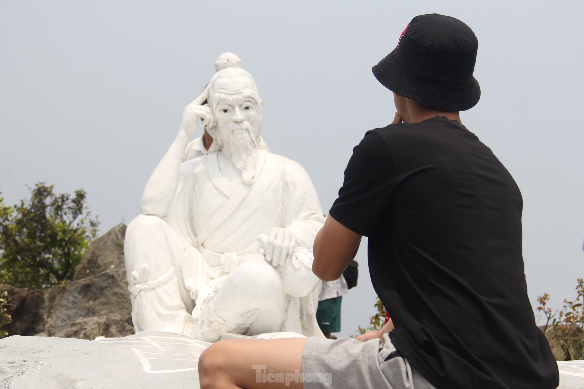 Du khách kéo nhau lên đỉnh Bàn Cờ ngắm Đà Nẵng nắng chang chang ảnh 18