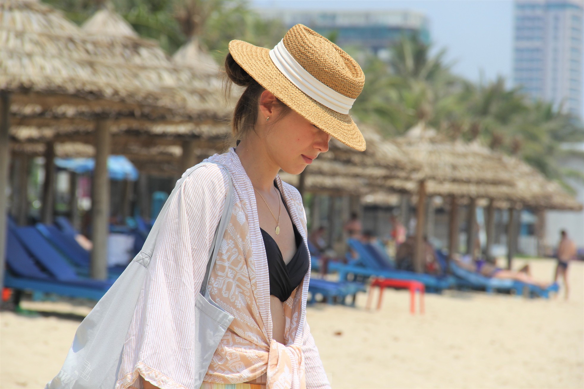 Trời Đà Nẵng như đổ lửa, khách nước ngoài thích thú phơi nắng giữa trưa ảnh 12