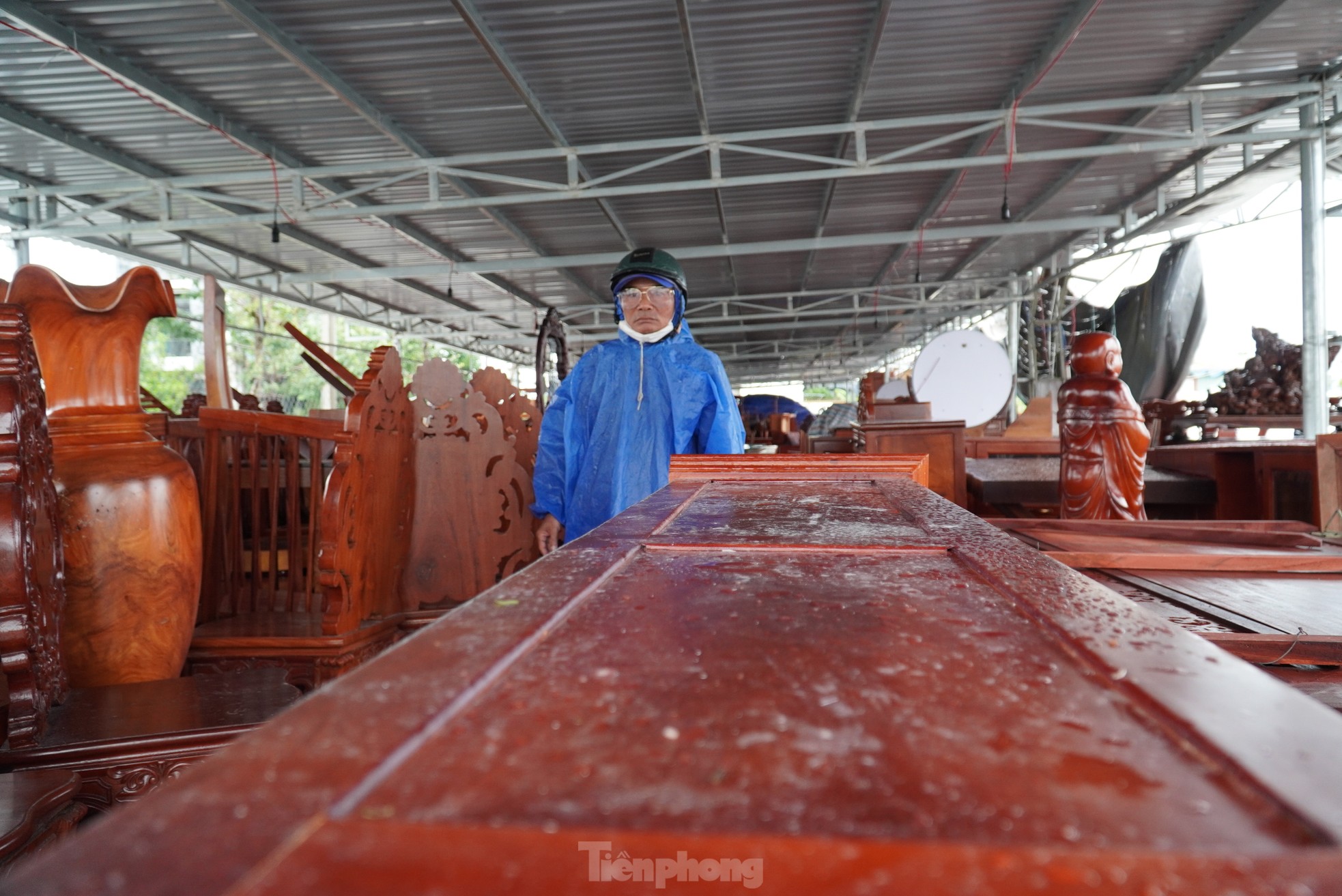 Bão Trà Mi đánh sập kho hàng gần 500 mét vuông trong tích tắc ảnh 3