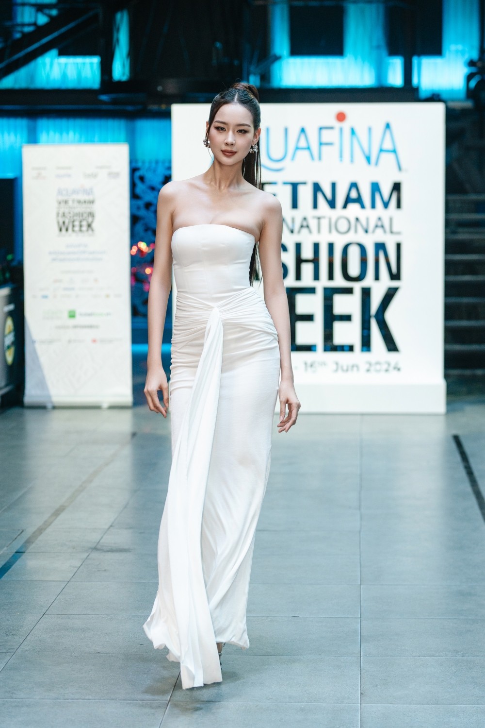 Ngắm màn thị phạm catwalk của Hoa hậu Bảo Ngọc và Lê Hoàng Phương ảnh 5