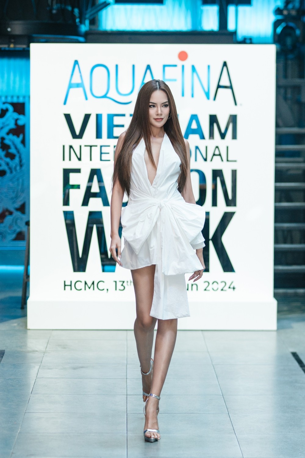 Ngắm màn thị phạm catwalk của Hoa hậu Bảo Ngọc và Lê Hoàng Phương ảnh 3