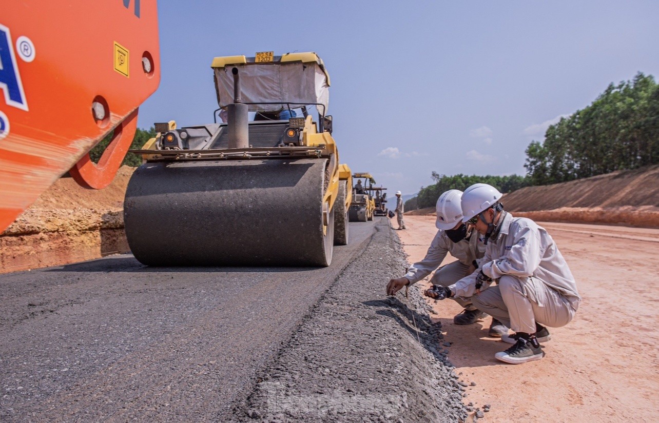 What is the status of the Quang Ngai - Hoai Nhon Expressway project after more than 1 year of construction?  photo 5