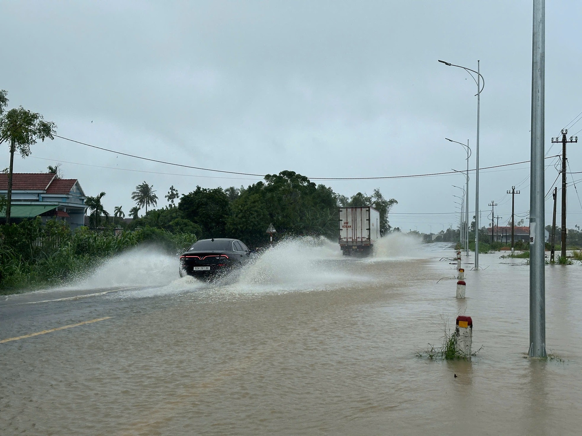 Lũ lên nhanh, hàng chục nhà dân ở Quảng Ngãi chìm trong biển nước ảnh 5