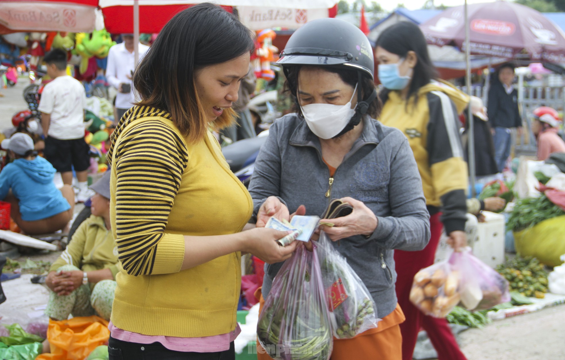 Phiên chợ đặc biệt mỗi năm chỉ họp 1 lần vào mùng 1 Tết ảnh 9