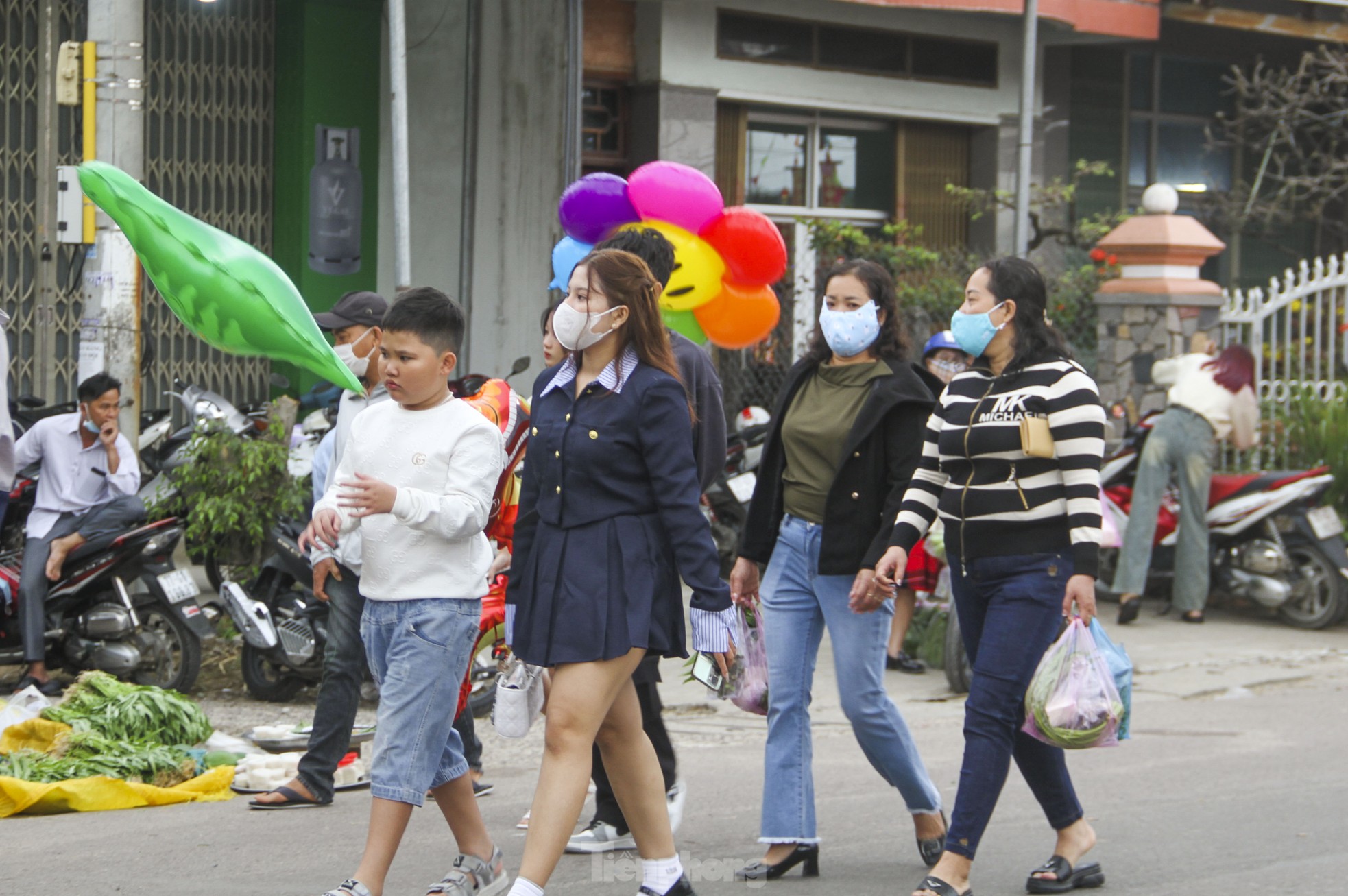 Phiên chợ đặc biệt mỗi năm chỉ họp 1 lần vào mùng 1 Tết ảnh 16