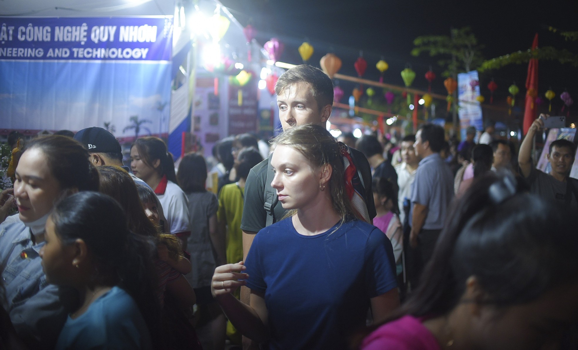 Nhiều người chen chân ở phố ẩm thực Quy Nhơn ảnh 7