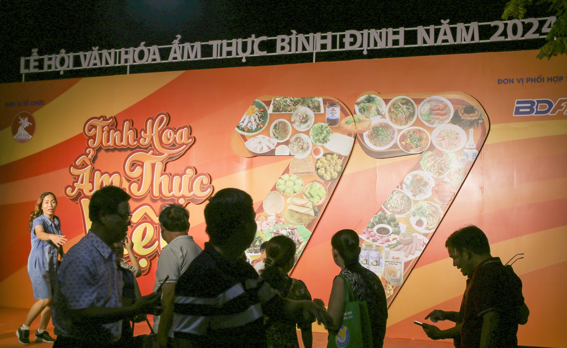 Nhiều người chen chân ở phố ẩm thực Quy Nhơn ảnh 1
