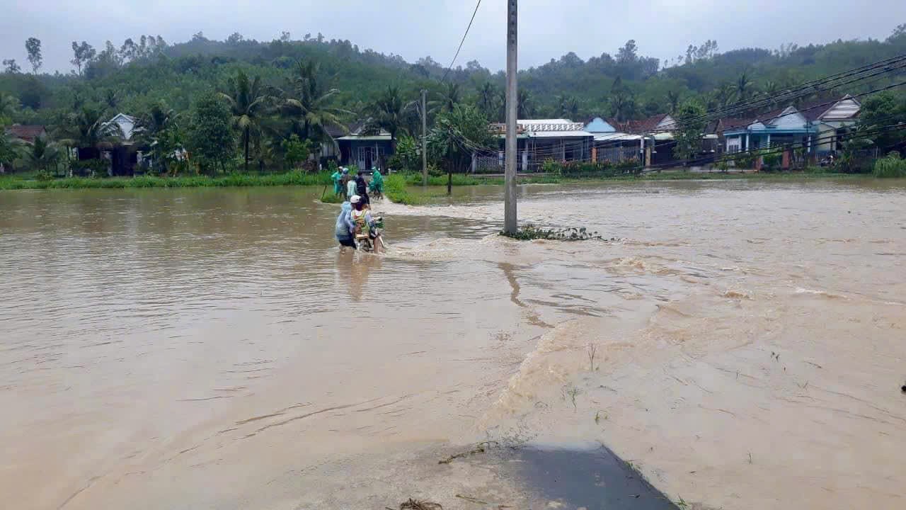 Mưa lớn khiến huyện miền núi Bình Định ngập nặng, nhiều điểm giao thông sạt lở ảnh 5