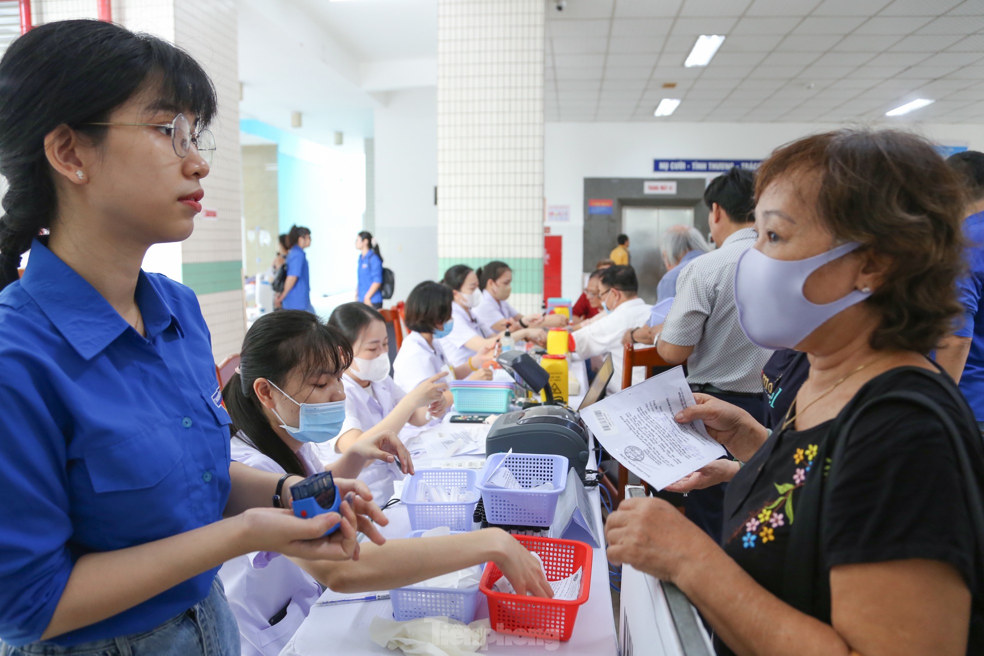 Thầy thuốc trẻ khám sàng lọc bệnh tim mạch, thận cho người dân Đà Nẵng ảnh 10