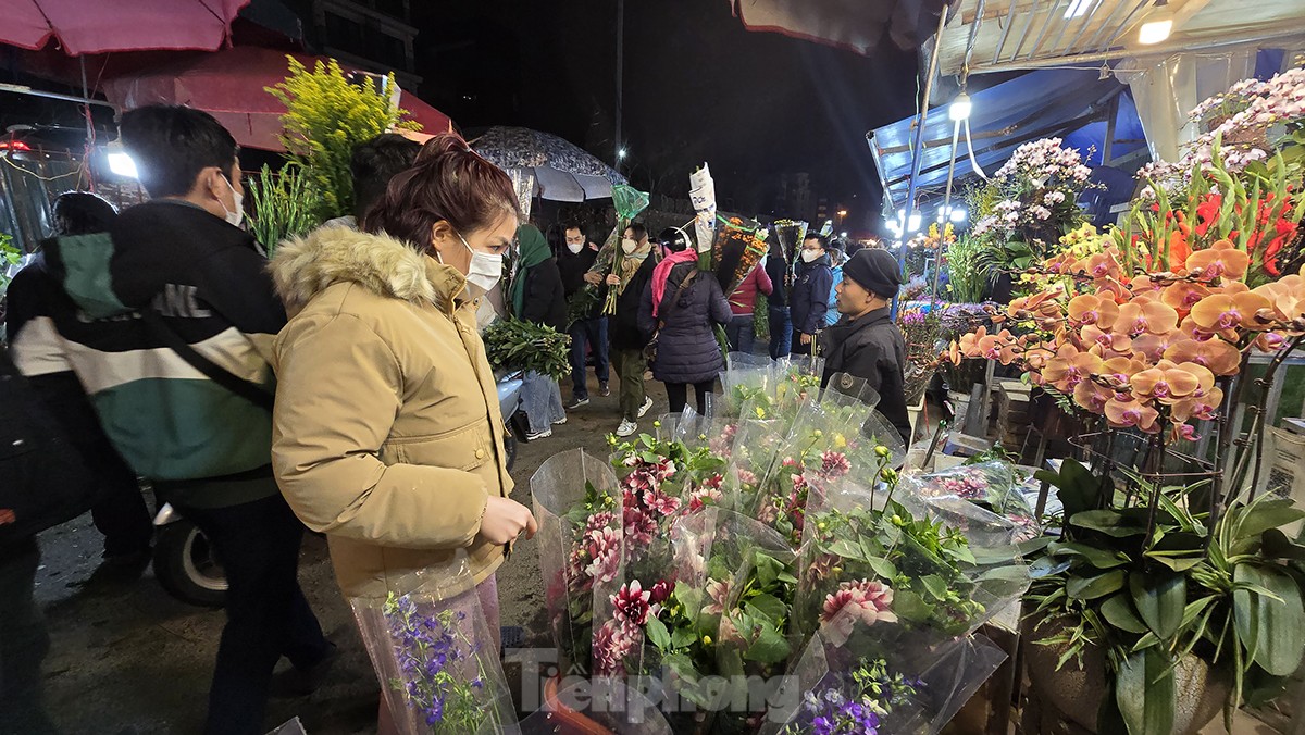 Chợ hoa Tết nổi tiếng nhất Hà Nội: Khách thốt rẻ quá, mua nhiều chưa biết cắm đâu ảnh 4