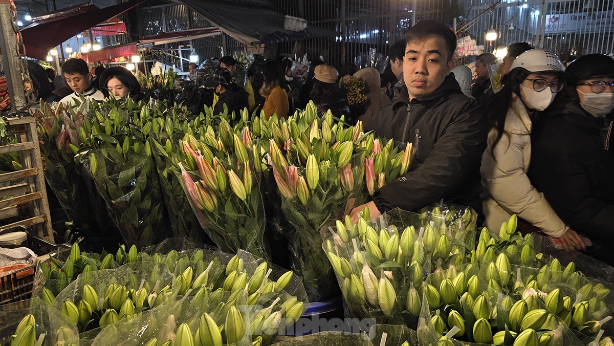 Chợ hoa Tết nổi tiếng nhất Hà Nội: Khách thốt rẻ quá, mua nhiều chưa biết cắm đâu ảnh 8