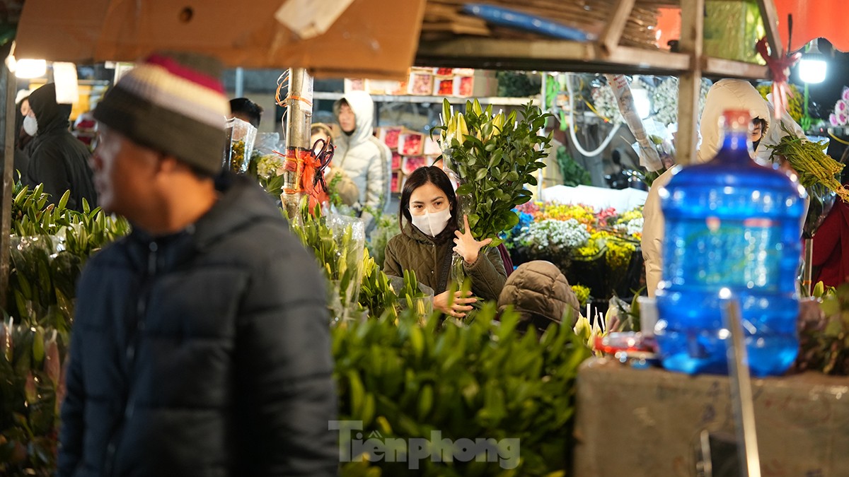 Chợ hoa Tết nổi tiếng nhất Hà Nội: Khách thốt rẻ quá, mua nhiều chưa biết cắm đâu ảnh 12