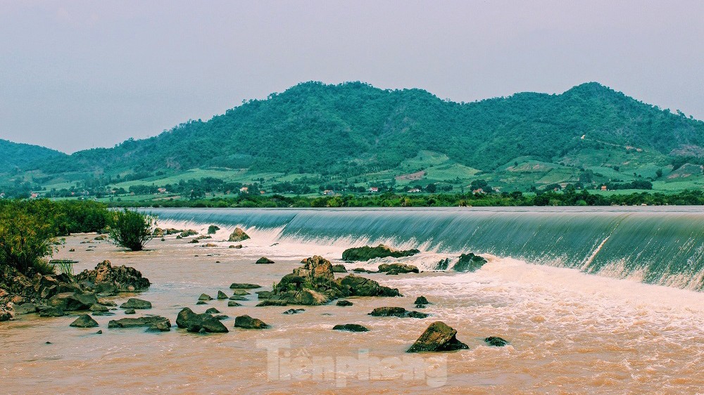 Mê mẩn đập nước hoang sơ, hùng vĩ níu chân mọi du khách ảnh 3