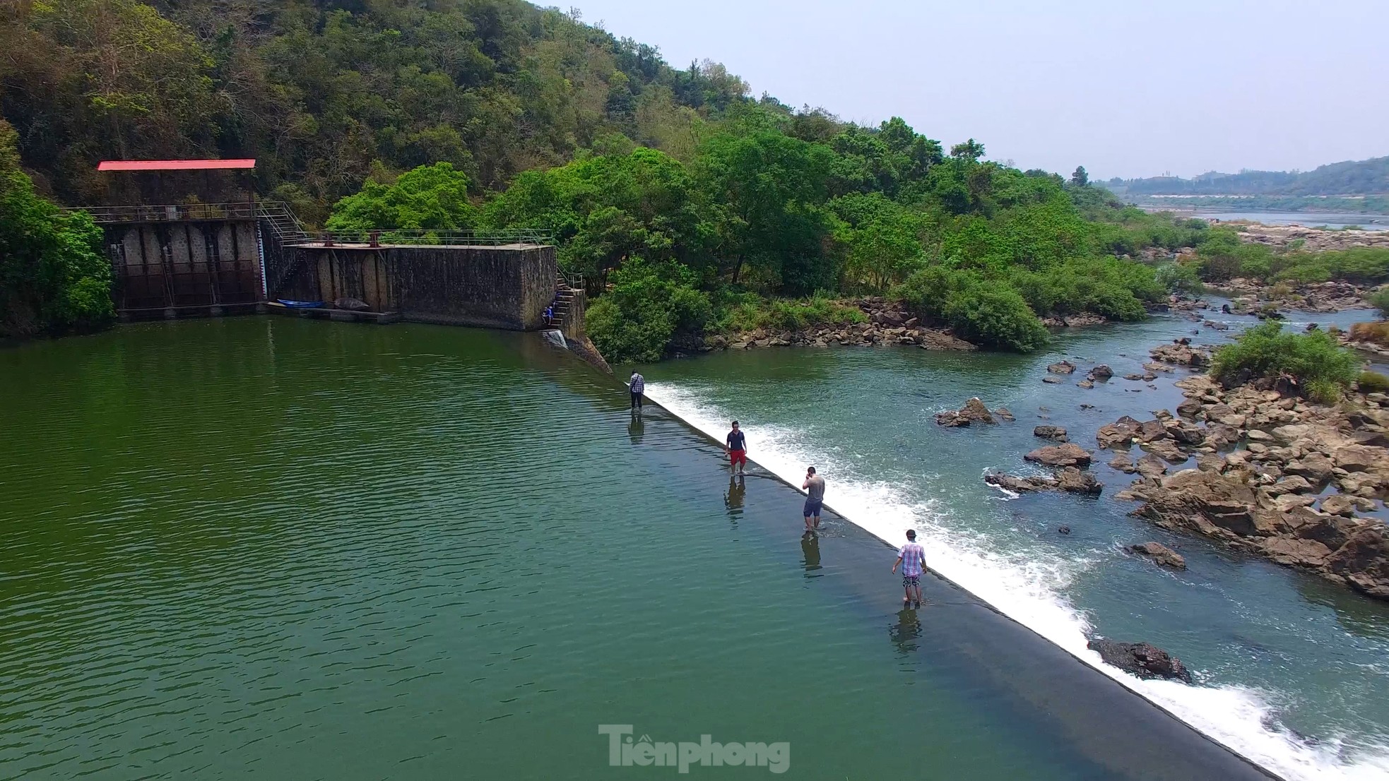 Mê mẩn đập nước hoang sơ, hùng vĩ níu chân mọi du khách ảnh 4