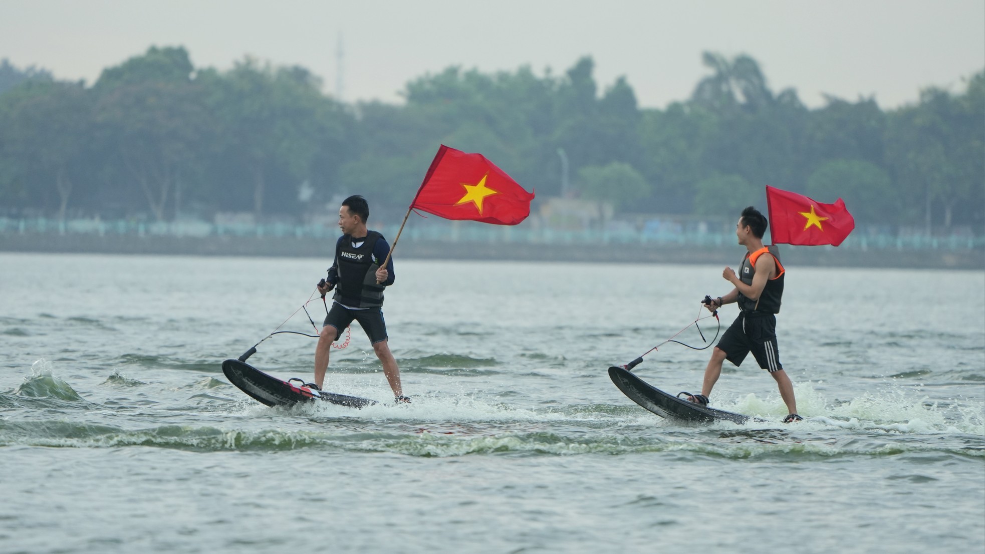 Thích thú màn trình diễn dù lượn, lướt sóng điêu luyện ở Hồ Tây ảnh 12