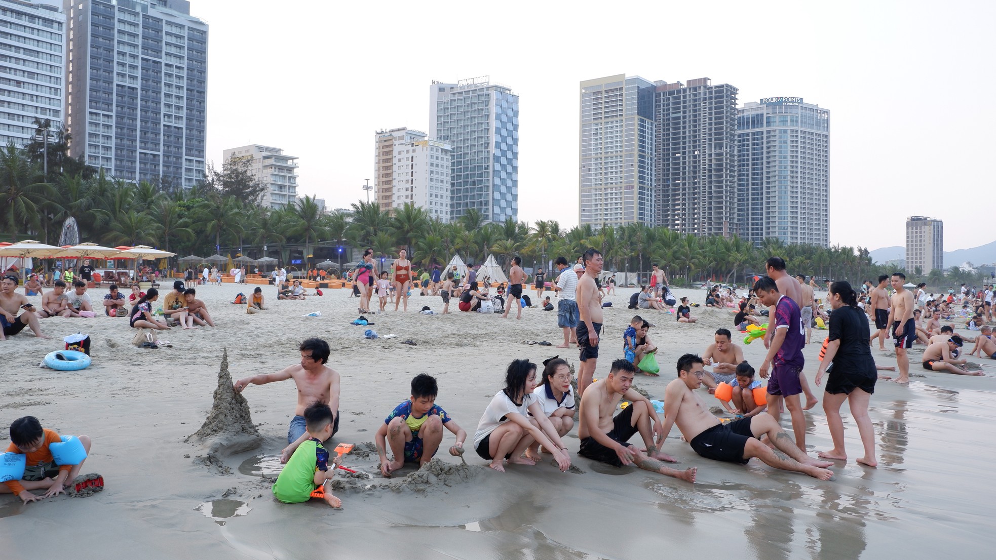 Hàng nghìn người đổ ra biển Đà Nẵng giải nhiệt cái nóng 40 độ C ảnh 2
