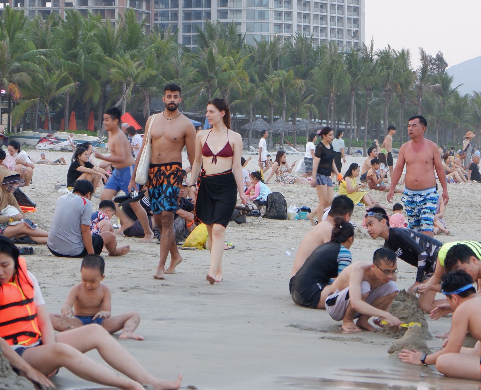 Hàng nghìn người đổ ra biển Đà Nẵng giải nhiệt cái nóng 40 độ C ảnh 6