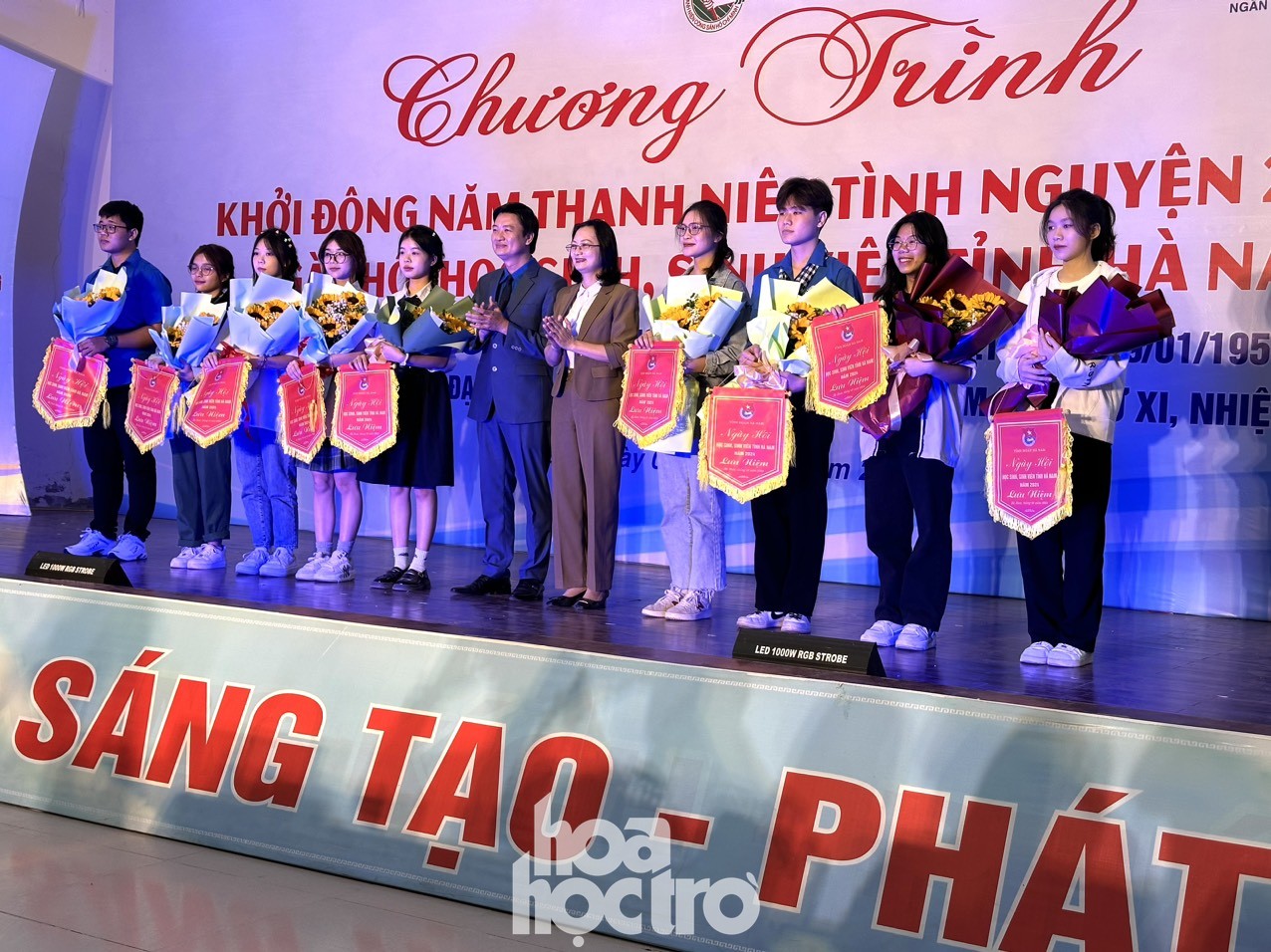 Hà Nam: Teen tranh tài, khoe vũ đạo đã mắt khởi động Năm Thanh niên tình nguyện 2024 ảnh 1