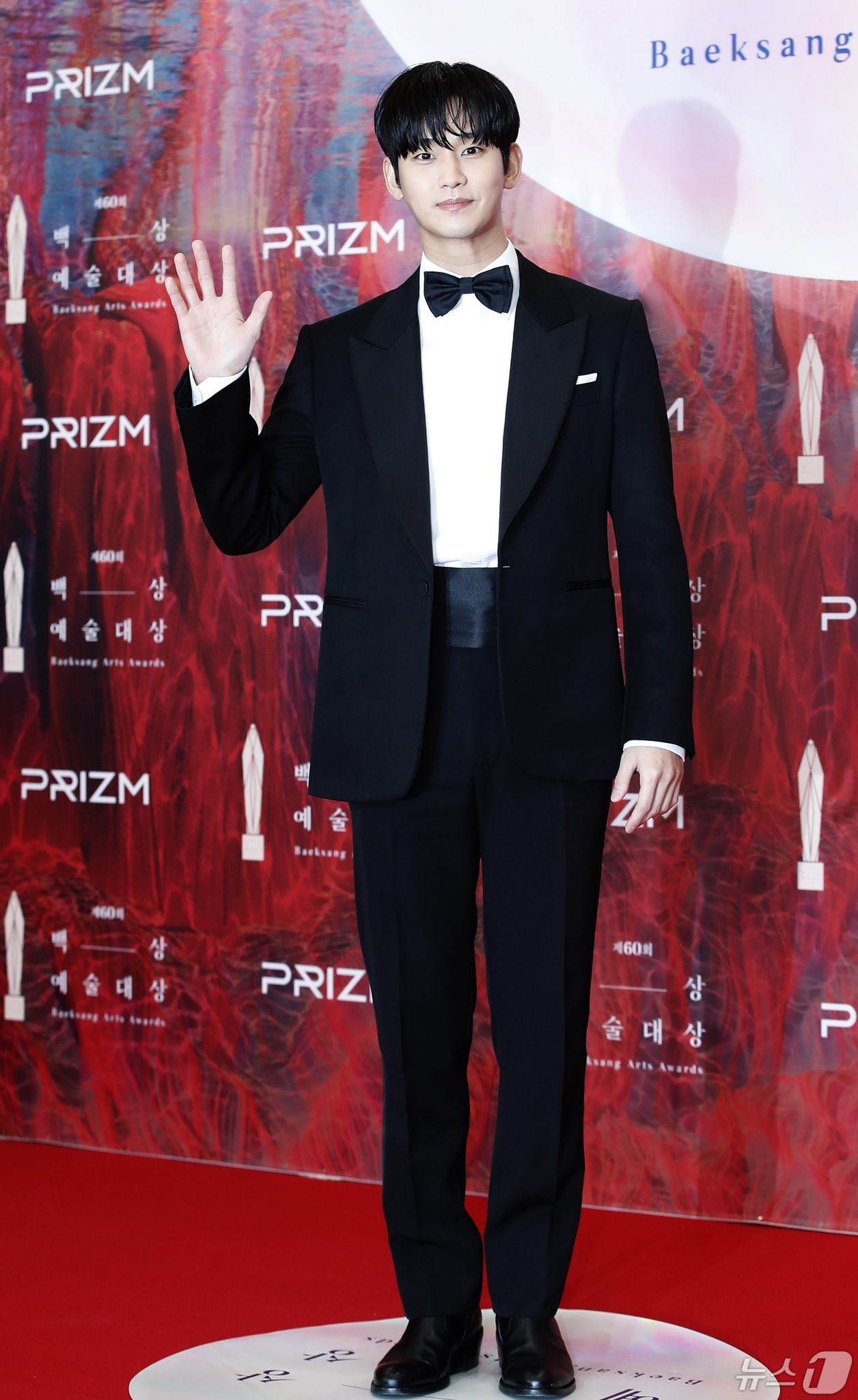 Thảm đỏ Baeksang 2024: Kim Soo Hyun gợi nhớ chú rể Hyun Woo, Song Joong