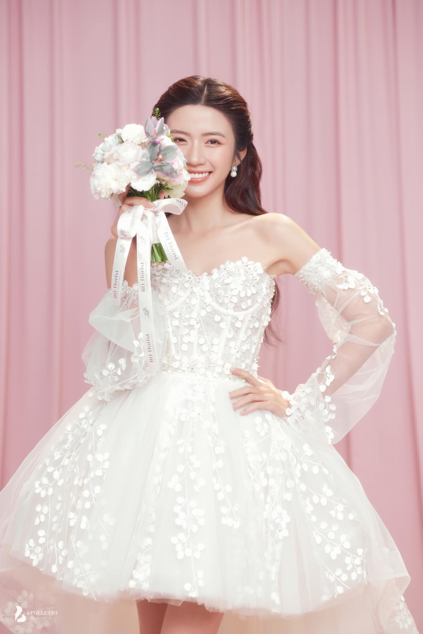 Ngắm loạt váy cưới của Ngọc Huyền: Từ công chúa lộng lẫy đến bông hồng ngọt ngào ảnh 10