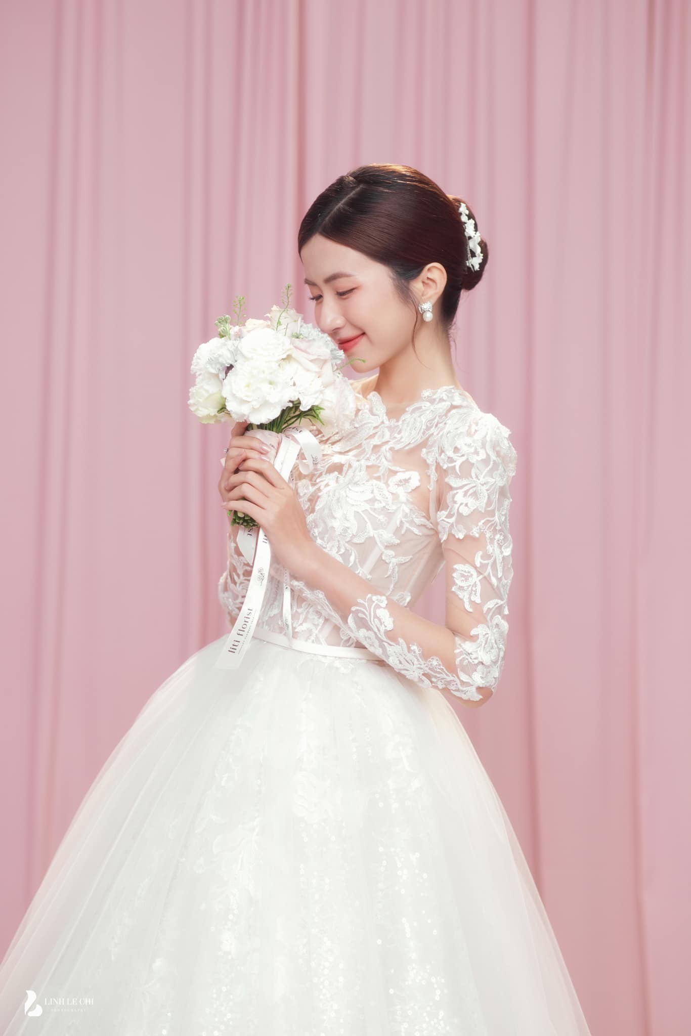 Ngắm loạt váy cưới của Ngọc Huyền: Từ công chúa lộng lẫy đến bông hồng ngọt ngào ảnh 3
