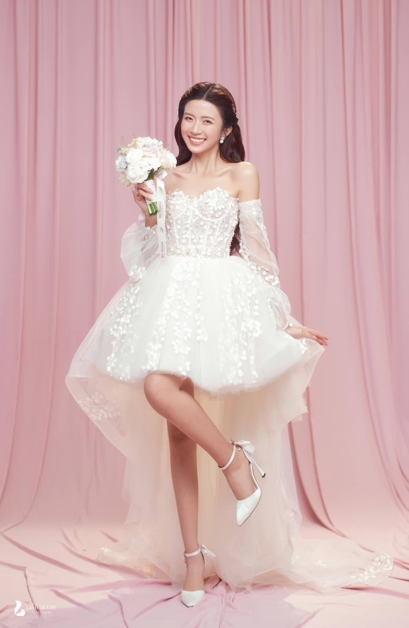 Ngắm loạt váy cưới của Ngọc Huyền: Từ công chúa lộng lẫy đến bông hồng ngọt ngào ảnh 9