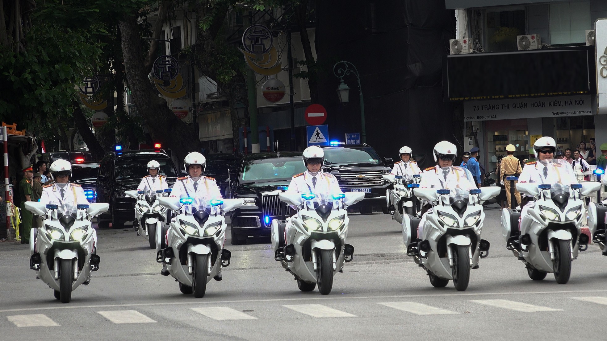 Chi tiết dàn xe đặc chủng hộ tống Tổng thống Nga Putin khi thăm Việt Nam
