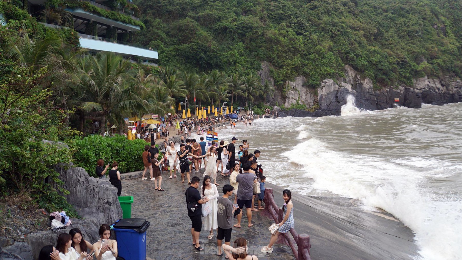 Biển Cát Bà ken đặc người, thở không nổi nói gì tắm ảnh 7