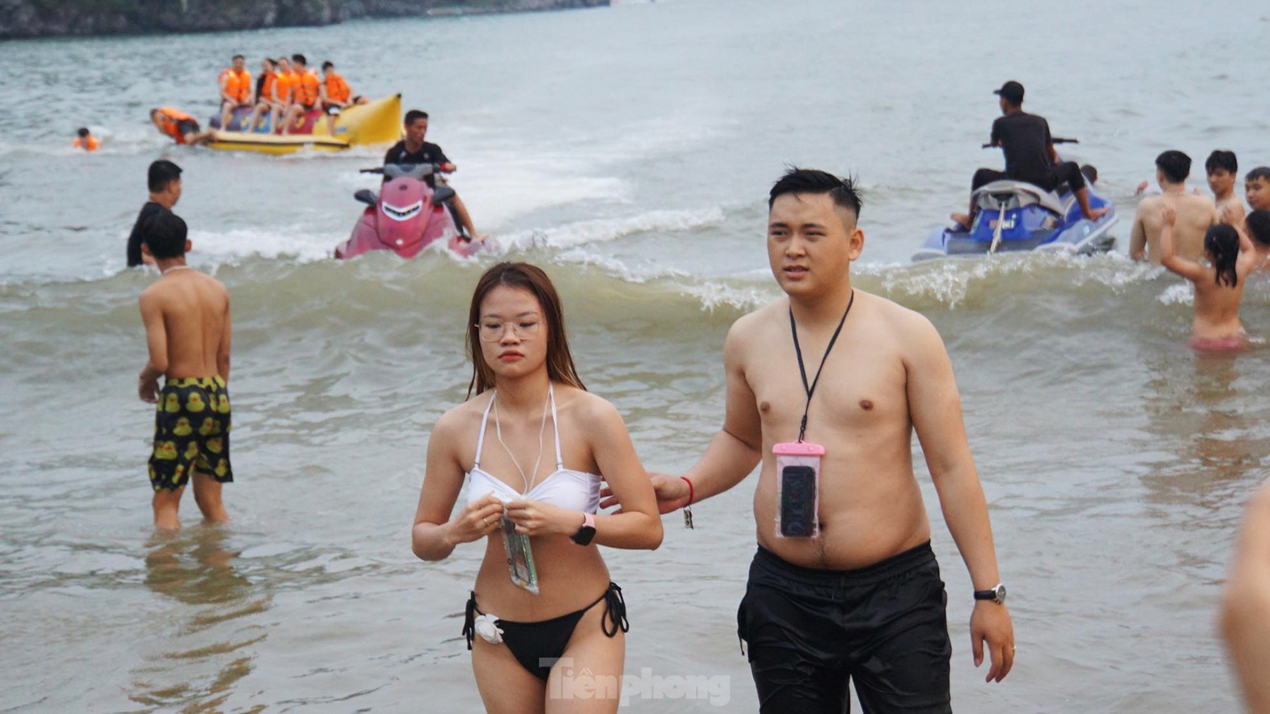 Biển Cát Bà ken đặc người, thở không nổi nói gì tắm ảnh 5