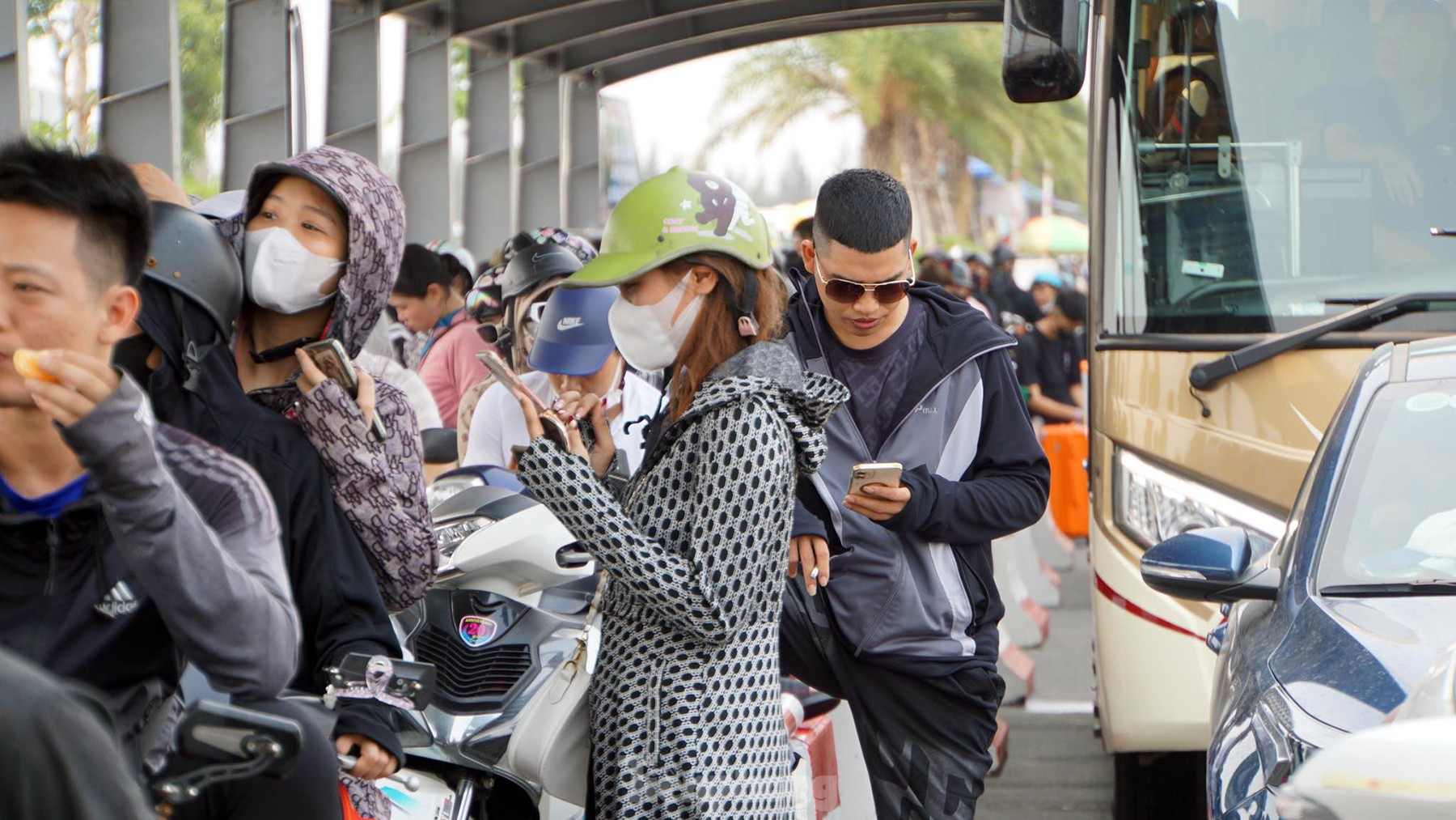 Tài xế vật vạ 3-4 tiếng, khách mòn mỏi chờ phà ra Cát Bà ảnh 5