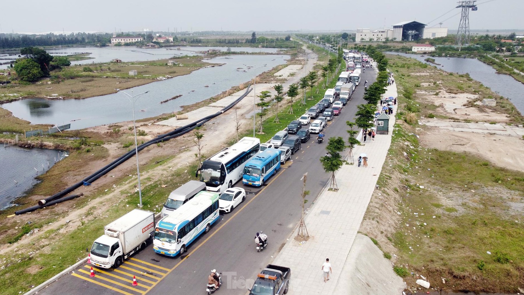 Tài xế vật vạ 3-4 tiếng, khách mòn mỏi chờ phà ra Cát Bà ảnh 2