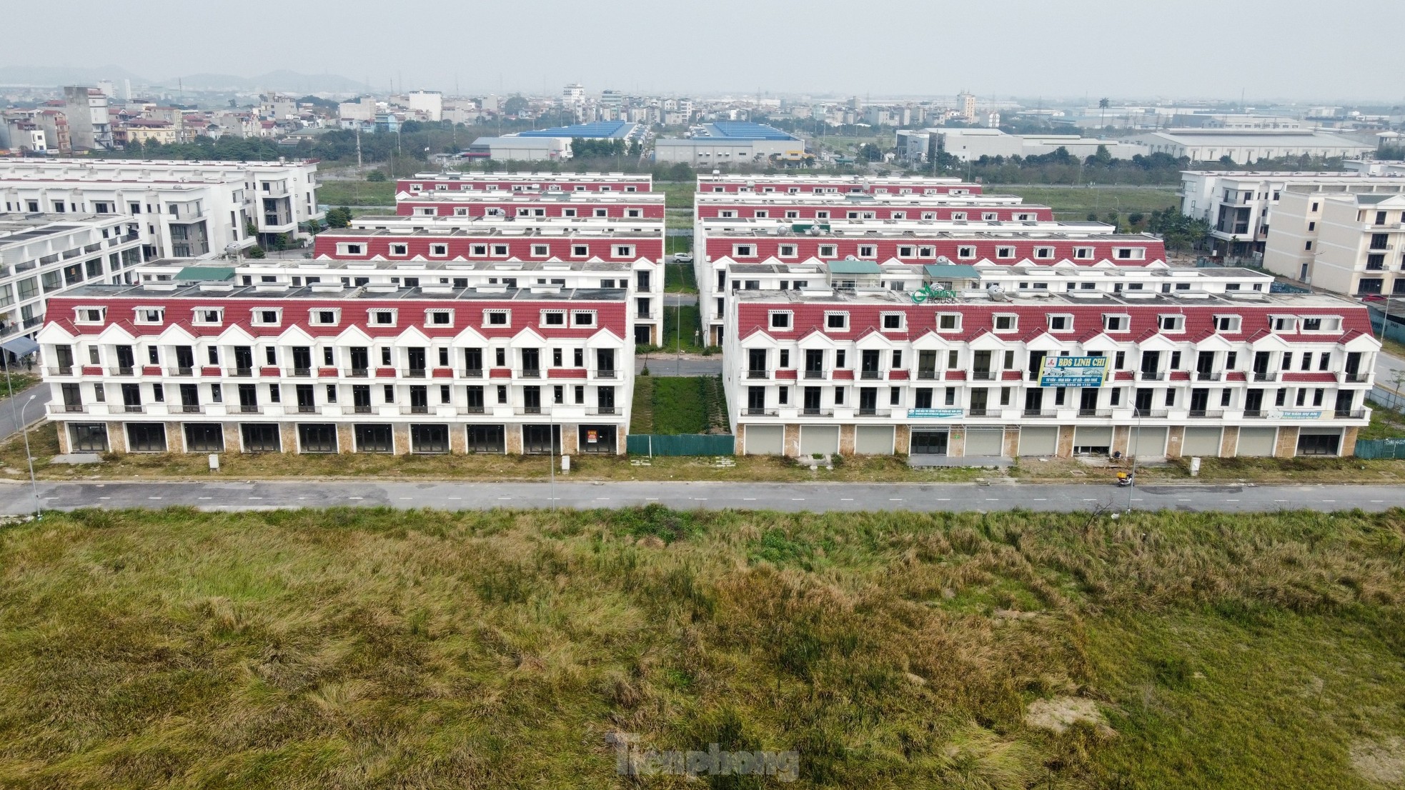 Hàng trăm biệt thự bỏ hoang trong khu đô thị bị thanh tra điểm mặt vi phạm ảnh 7