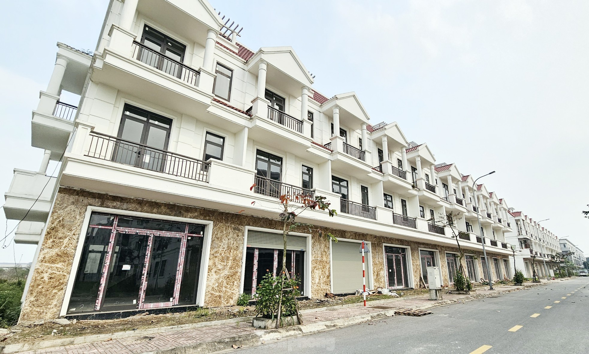 Hàng trăm biệt thự bỏ hoang trong khu đô thị bị thanh tra điểm mặt vi phạm ảnh 16