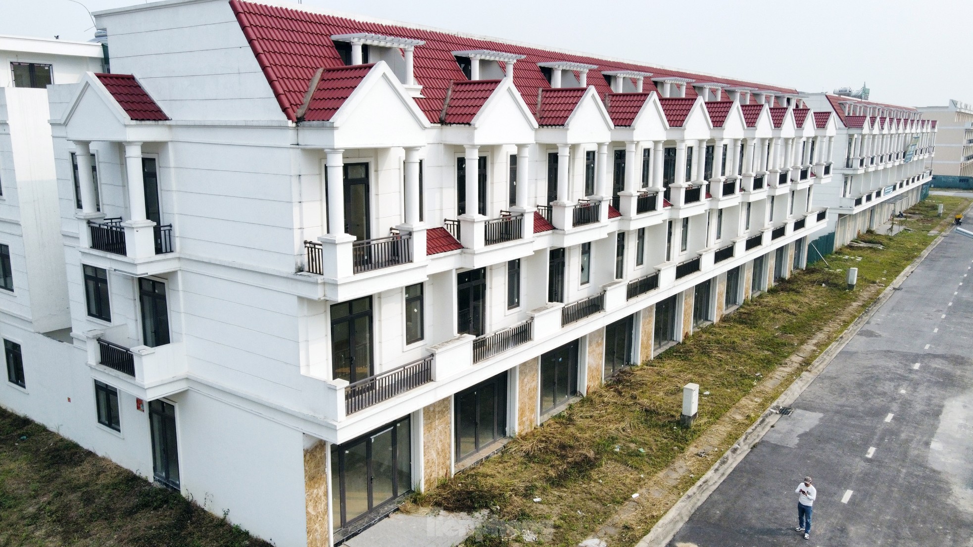 Hàng trăm biệt thự bỏ hoang trong khu đô thị bị thanh tra điểm mặt vi phạm ảnh 5