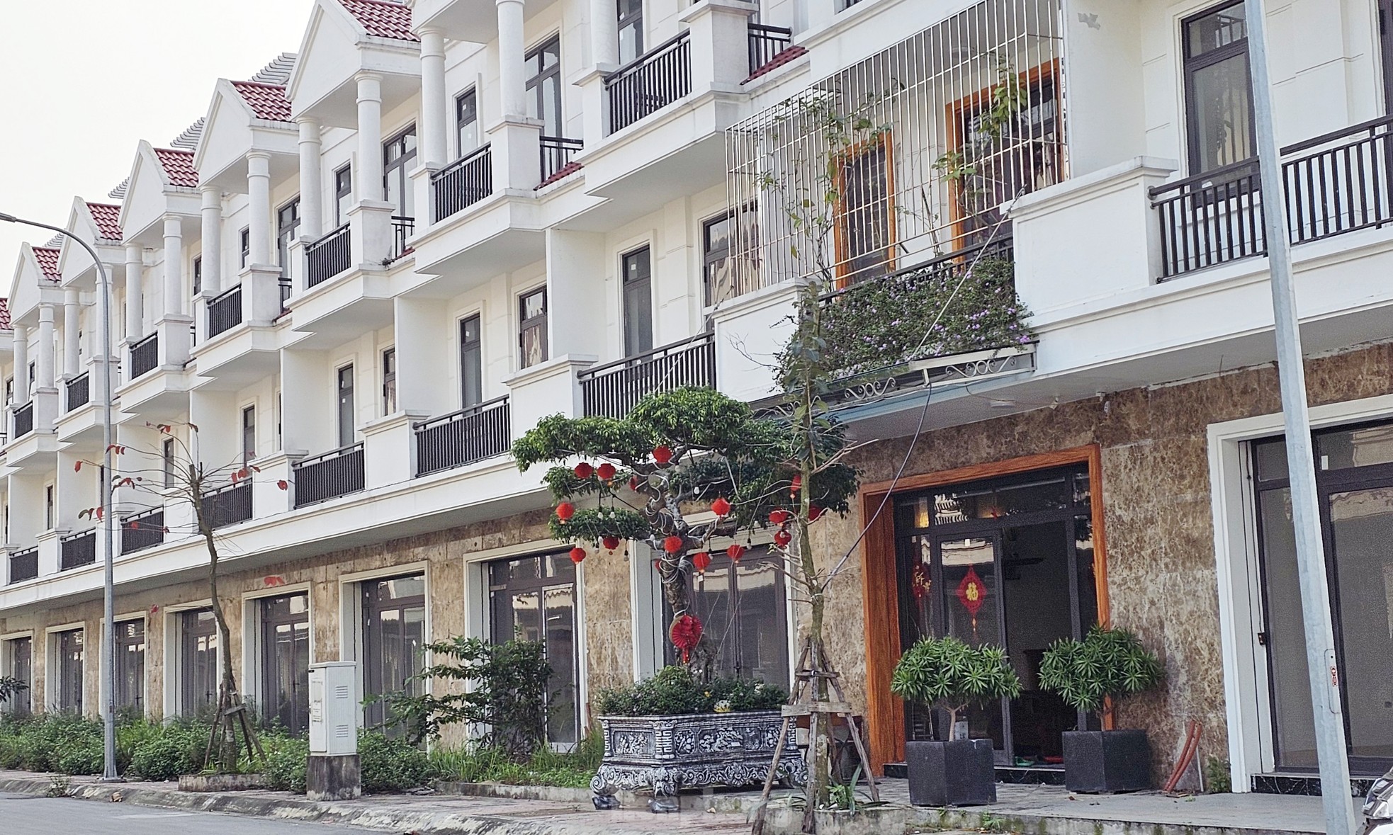 Hàng trăm biệt thự bỏ hoang trong khu đô thị bị thanh tra điểm mặt vi phạm ảnh 15