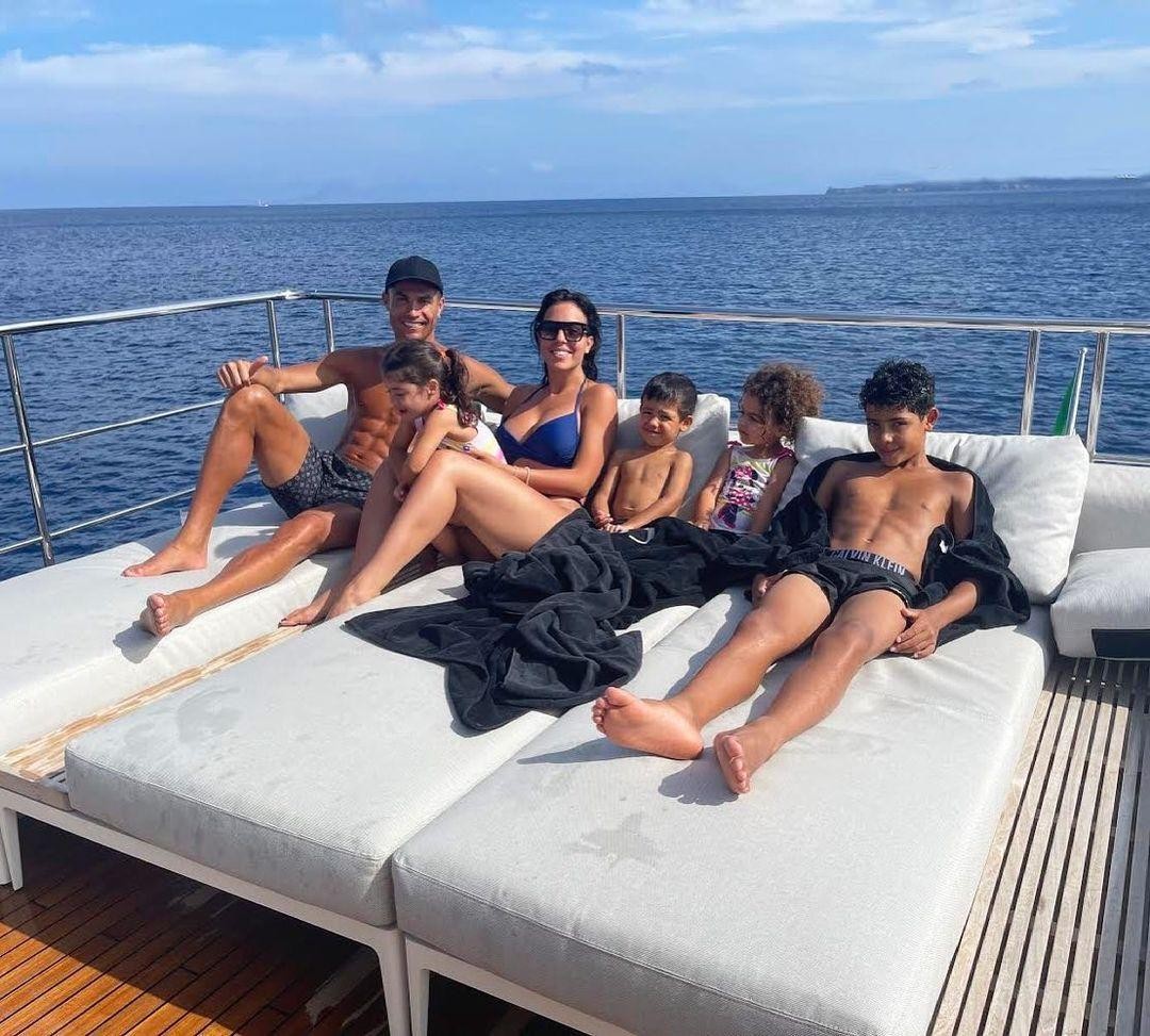 Ondeando en las olas del agua, la 'sirena' de Ronaldo luce su cuerpo redondo, a millones de personas les encantan las fotos 7