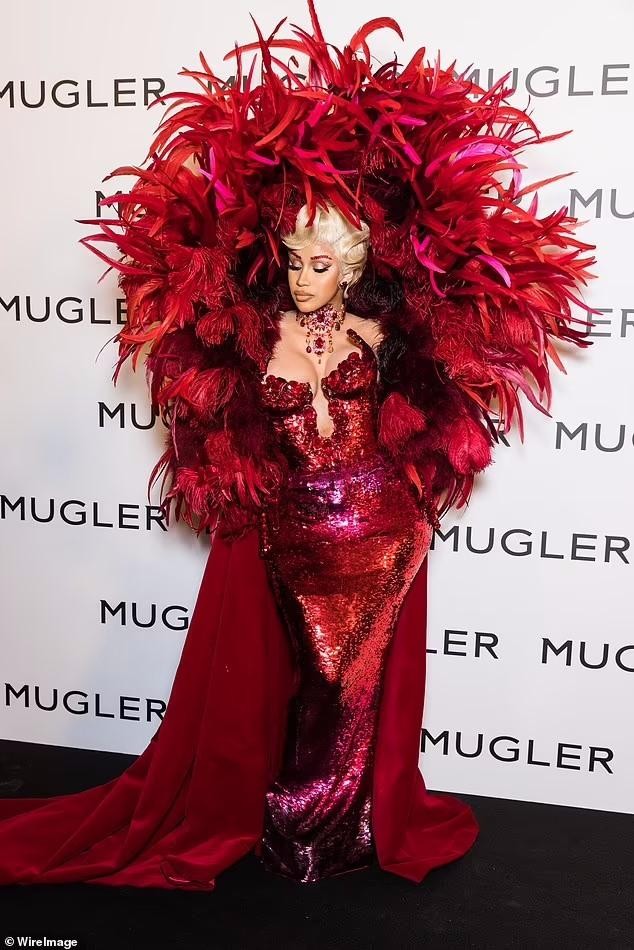 Cardi B shows off her 'hourglass' body after nearly a month of giving birth, her tight dress 'forgets' her underwear, eye-catching photo 1