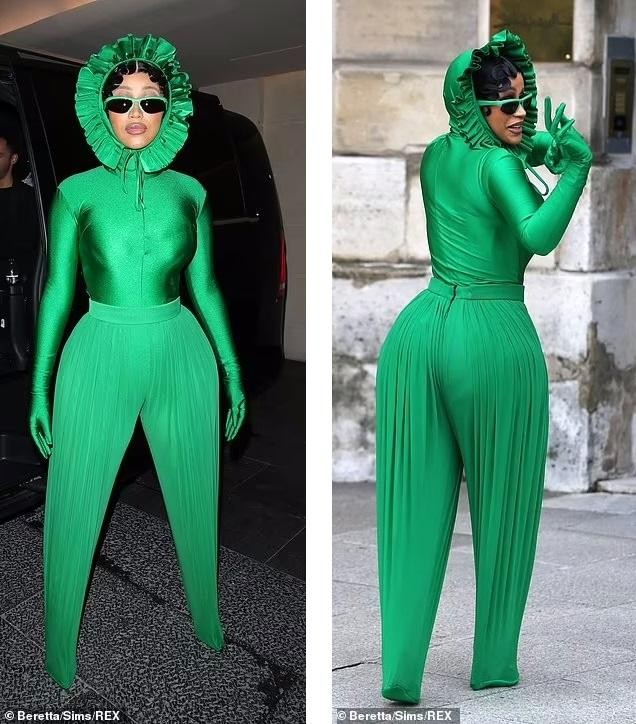 Cardi B stands out with a strange, tight outfit, high heels completely inside her pants photo 4