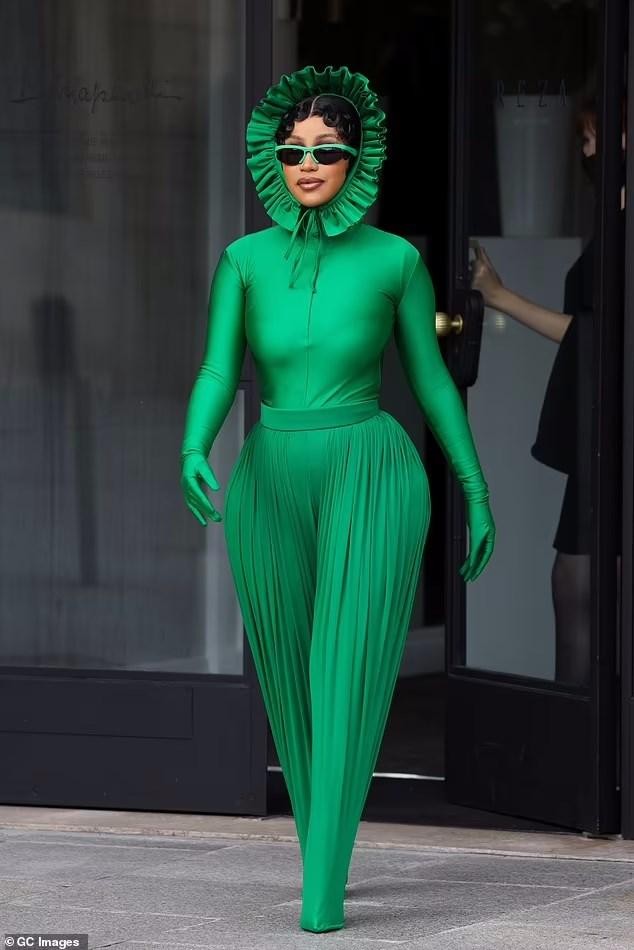 Cardi B stands out with a strange, tight outfit, high heels completely inside her pants photo 1